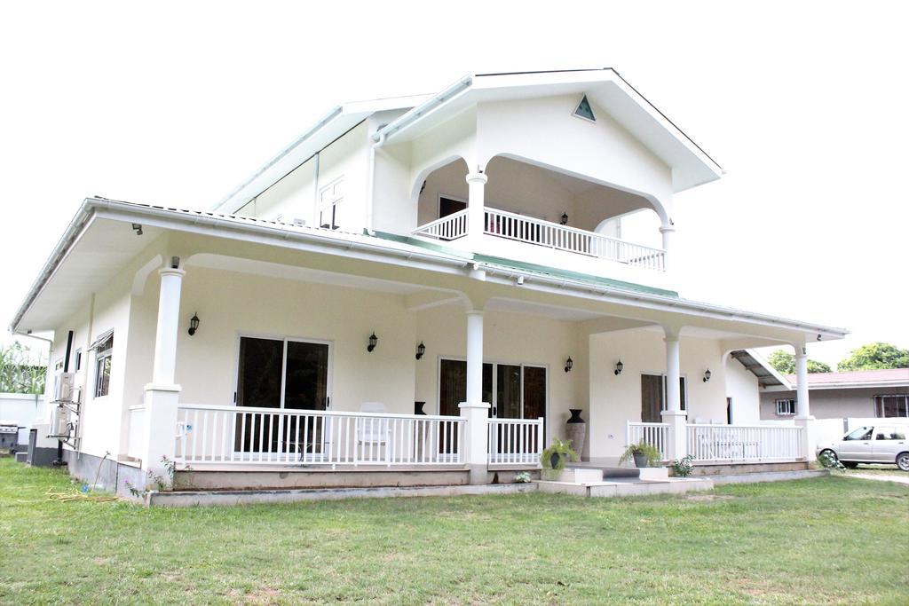 Julie'S Holiday Home Pointe Au Sel ภายนอก รูปภาพ
